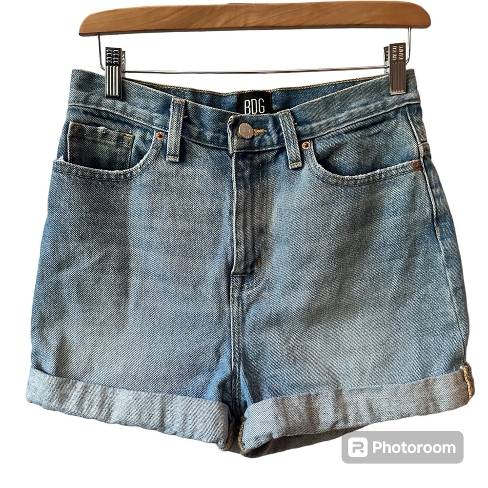 BDG Urban Outfitters Mom High Rise Light Wash Denim Shorts Size 26